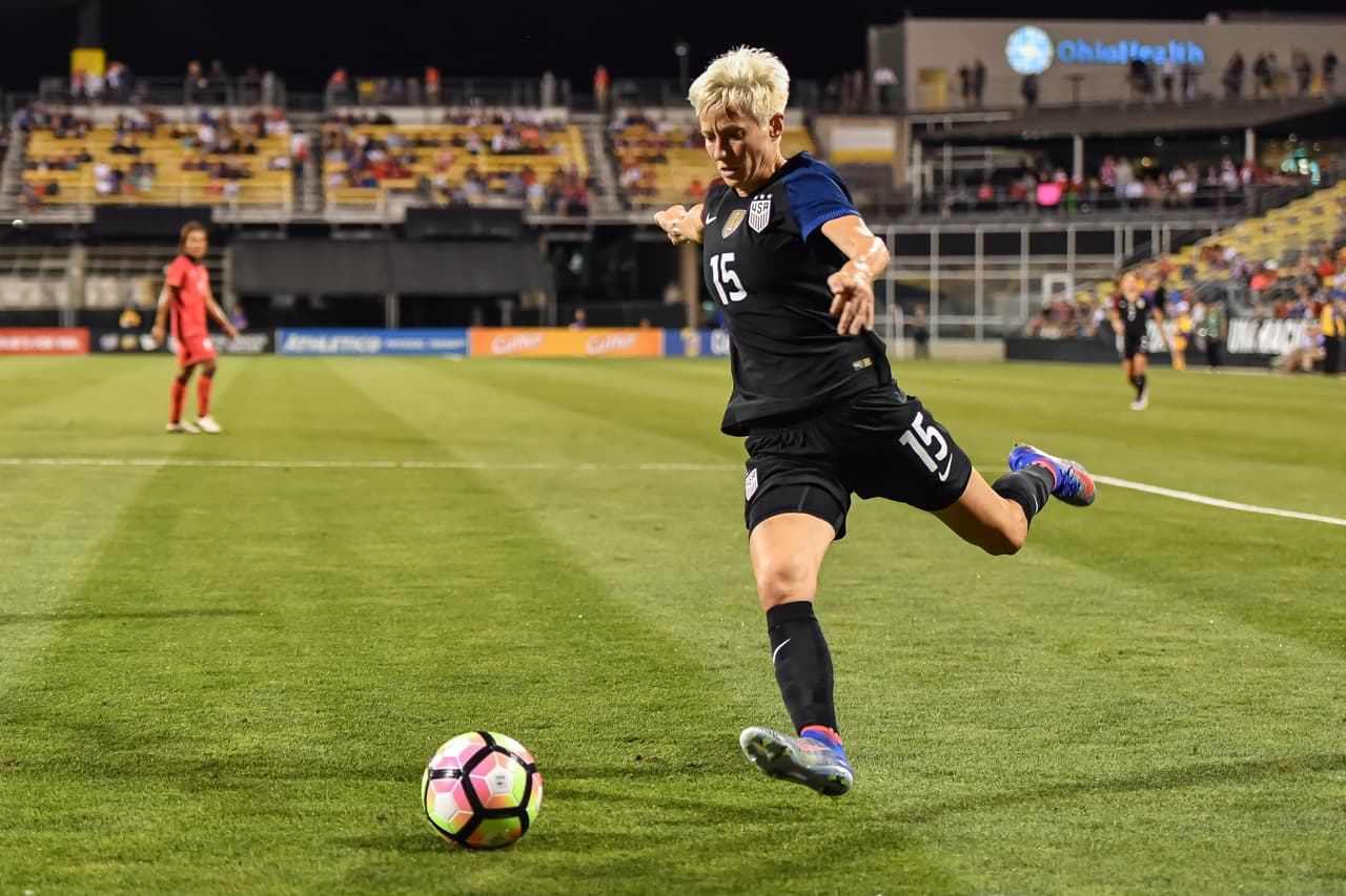 La futbolista Megan Rapinoe reveló su homosexualidad en una revista en 2012, donde contó que ya llevaba una relación de tres años con su novia. Allí aprovechó para indicar que entre mujeres ser lesbiana no es un problema, pero que entre hombres no se tiene el mismo apoyo, lo que consideró "triste".