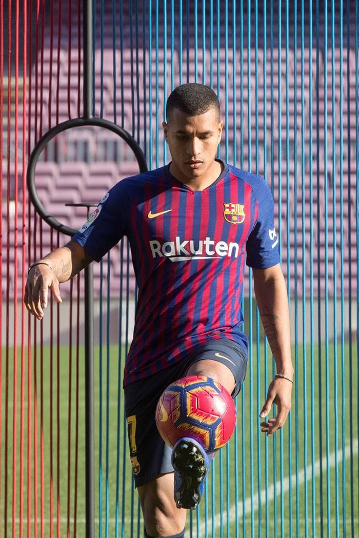 Por el defensa central, que consideró "un sueño de pequeño cumplido", hay una opción de compra, no obligatoria, por parte del Barcelona por 25 millones de euros.