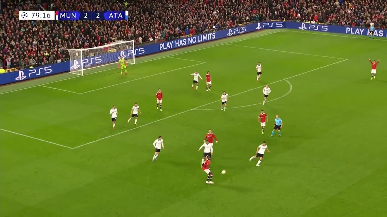 ¡TIRO ATAJADO! disparo por Bruno Fernandes.