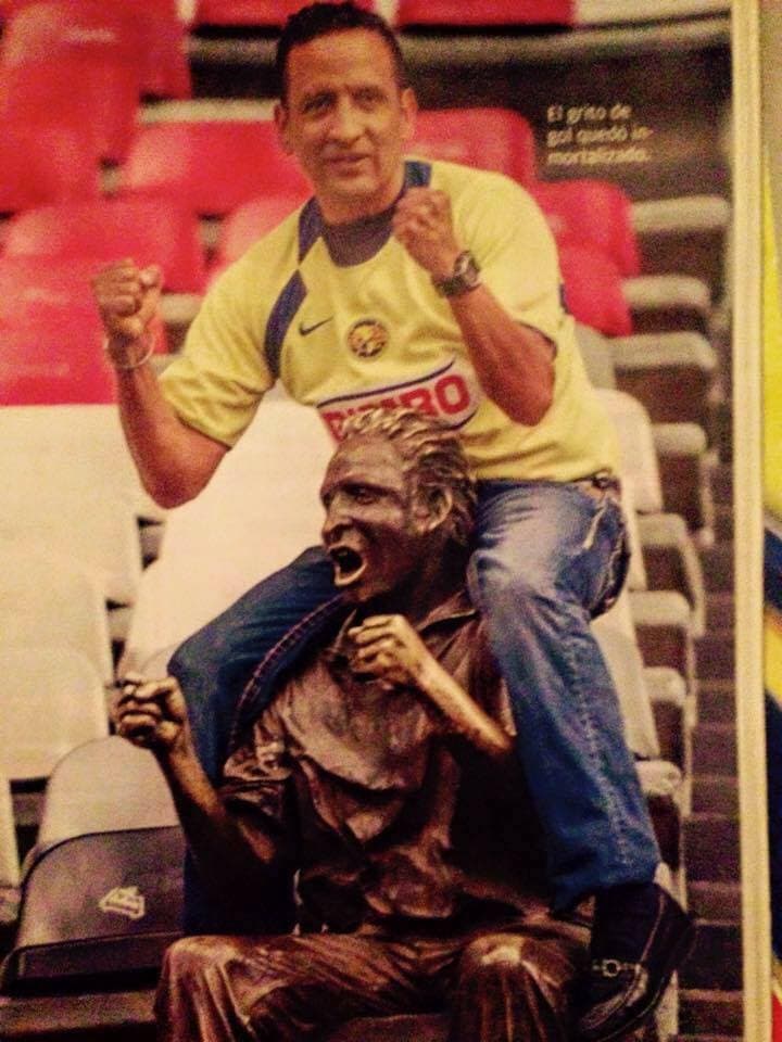 Aquí está Ignacio Villanueva posando sobre su estatua 'Nachito' una vez terminada.