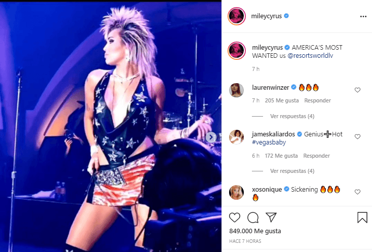 Miley Cirus compartió una serie de fotografías cantando y usando una falda alusiva a la fecha.