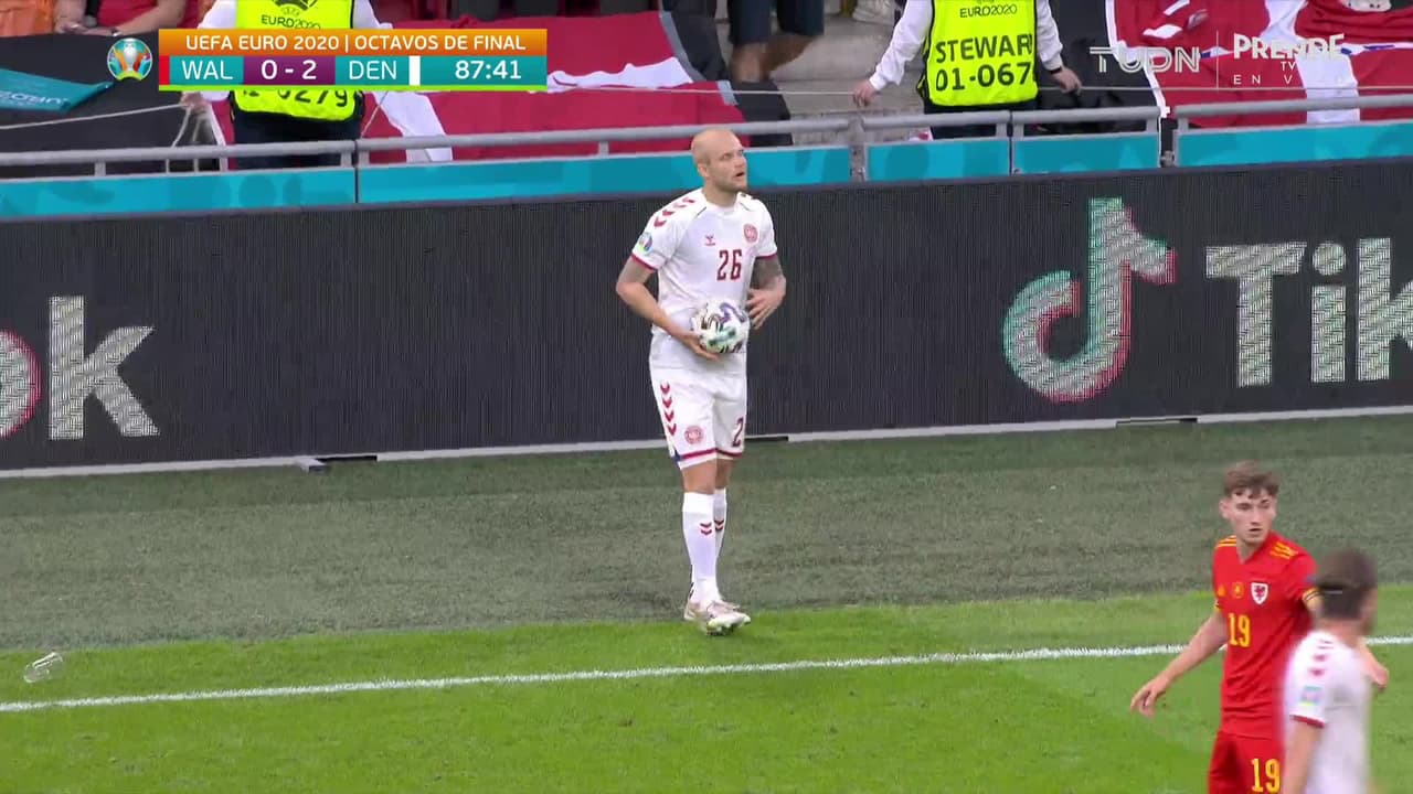 ¡GOL!  anota para Dinamarca. Joakim Maehle