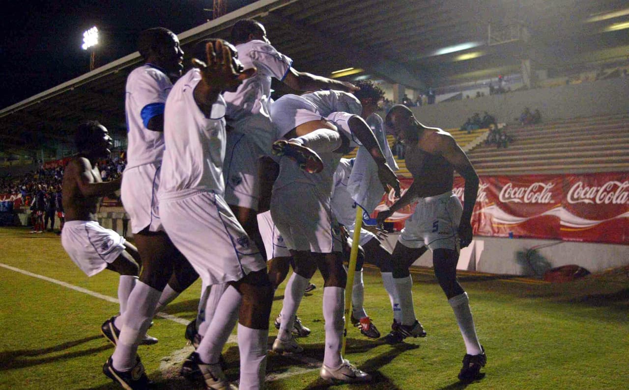 Siguiendo con otros hondureños que se han hecho presente Arnold Cruz quien con su penal en 1996 le dio la victoria a los catrachos ante México para comenzar su racha.