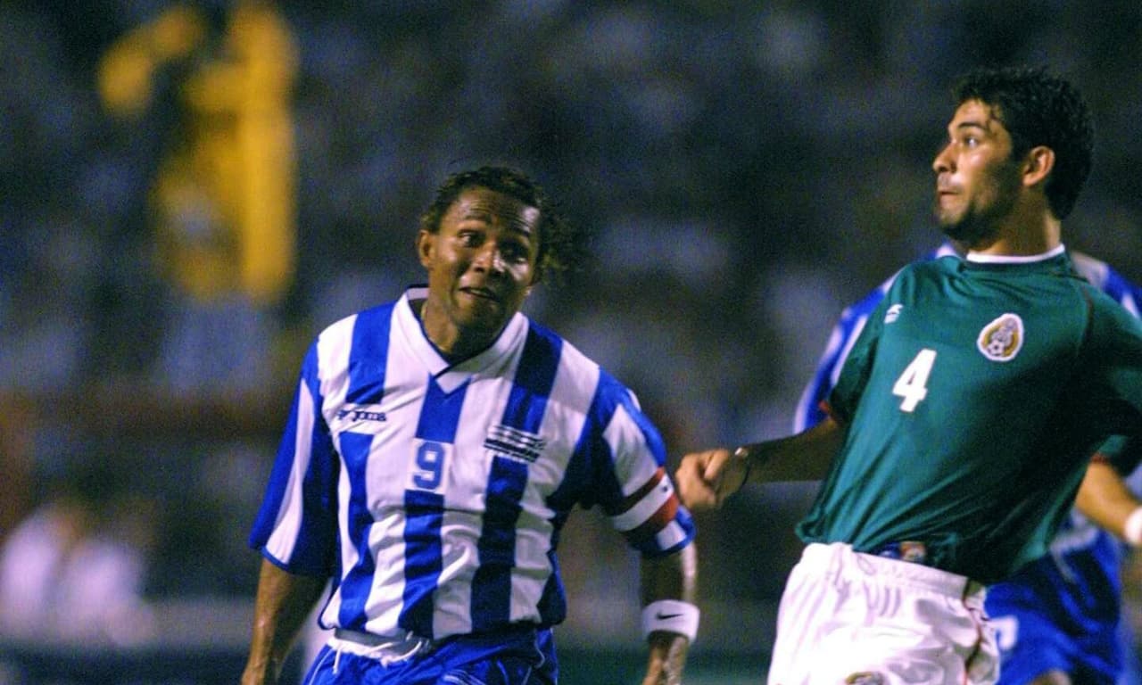 La última ocasión que Carlos anotaría contra el Tricolor en territorio hondureño sería en el encuentro de camino a Sudáfrica 2010. En dicho juego los catrachos derrotarían 3-1 a México, sólo que en ésta oportunidad Pavón anotaría sólo un gol.