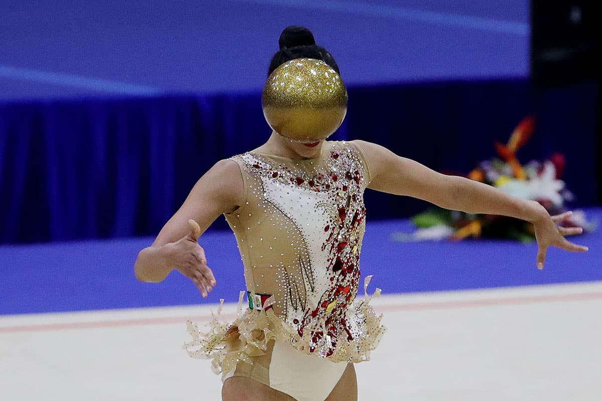 La mexicana Rut Castillo en su rutina individual de balón en la gimnasia rítmica.
