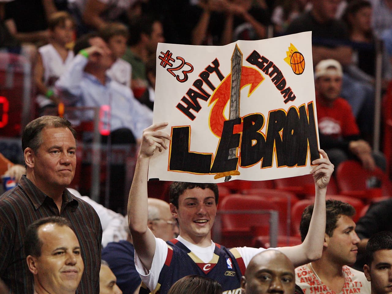 El amor por LeBron James creció en Cleveland donde los fanáticos soñaban con volver a celebrar un título los Cavs nunca habían conquistado.