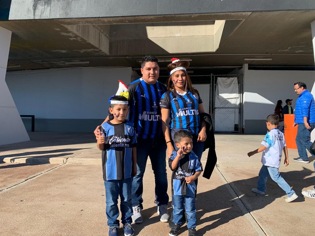 Una gran cantidad de aficionados azulcremas llegan a la Corregidora para el juego entre Querétaro y América.