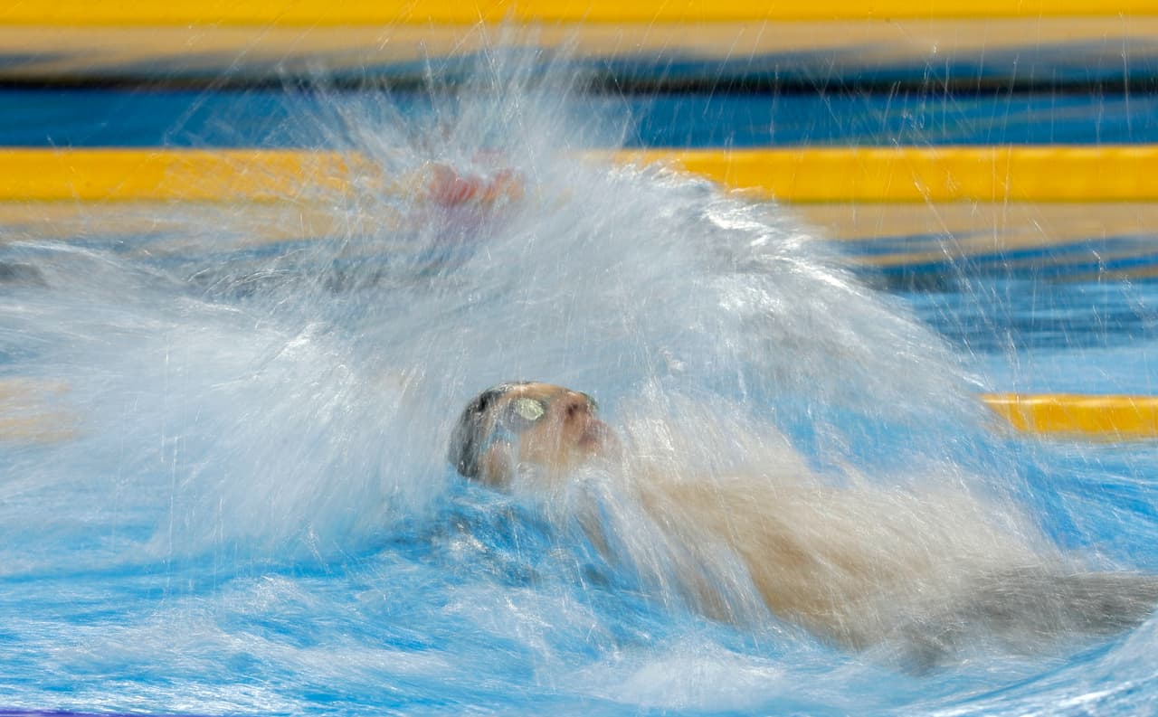El estilo de Corey Main de Nueva Zelanda en los 100m espalda.