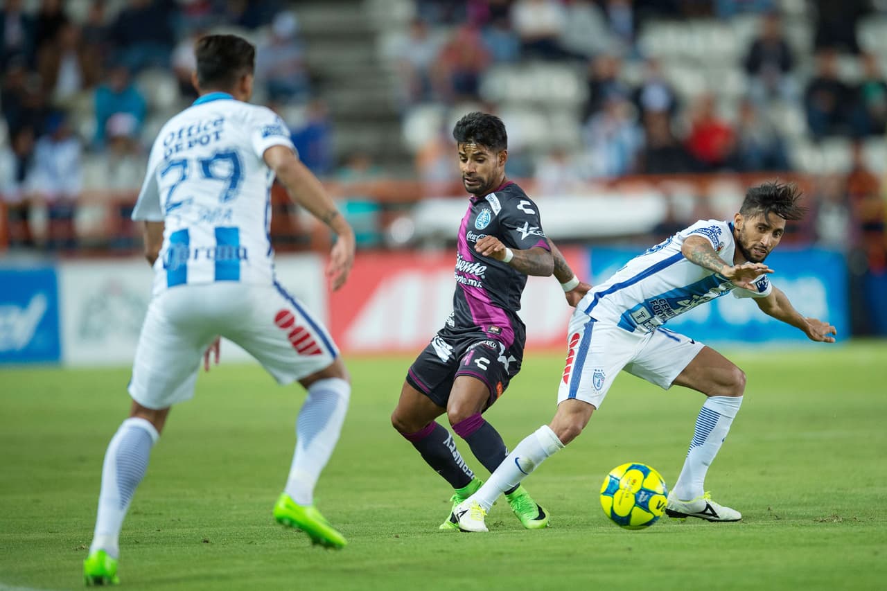 Pachuca intentó proponer pero se topó con una defensa muy organizada de los poblanos.