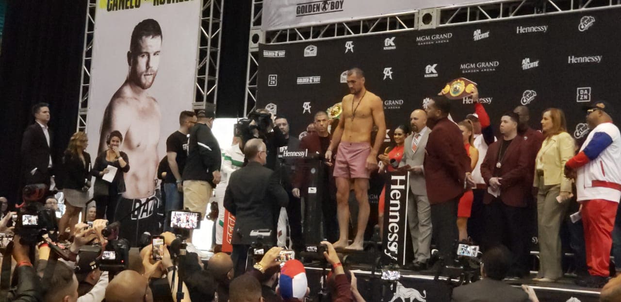 Saúl Álvarez presumió de un físico más trabajado que el ruso Kovalev en la ceremonia de pesaje.