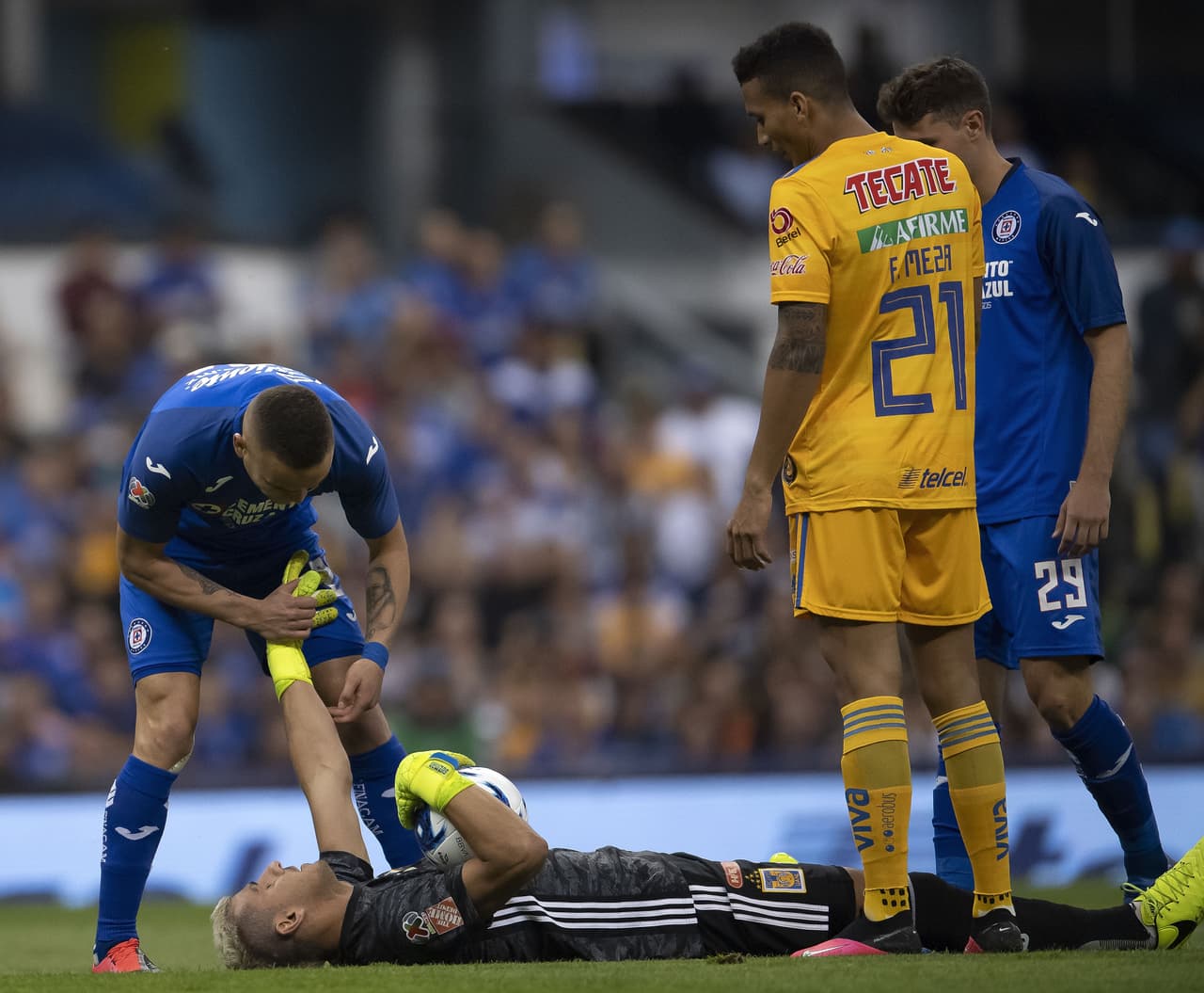 Primero generó una sensación de dolor pero de inmediato le dieron la mano y se puso de pie, señas de no tener nada de gravedad.