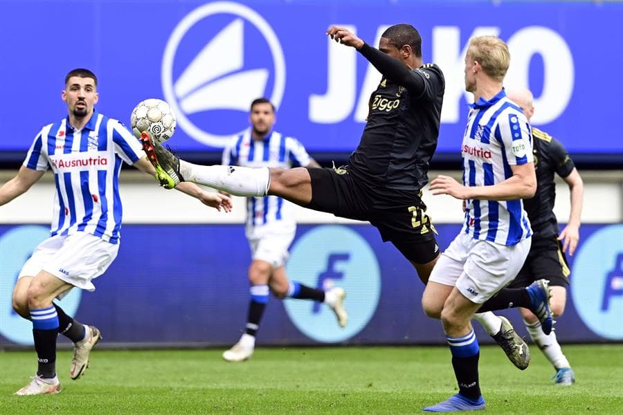 Con goles de Dusan Tadic y Sebastien Haller, el Ajax se impone al Heerenveen, durante la Jornada 29 de la Eredivisie. El tanto en solitario para los locales fue por parte de Mitchell van Bergen. El mexicano Edson Álvarez participó los 90 minutos del encuentro.