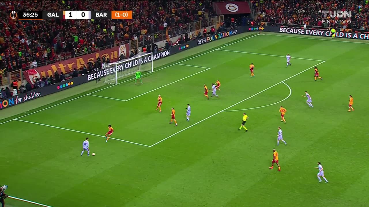 ¡GOL!  anota para FC Barcelona. Pedri