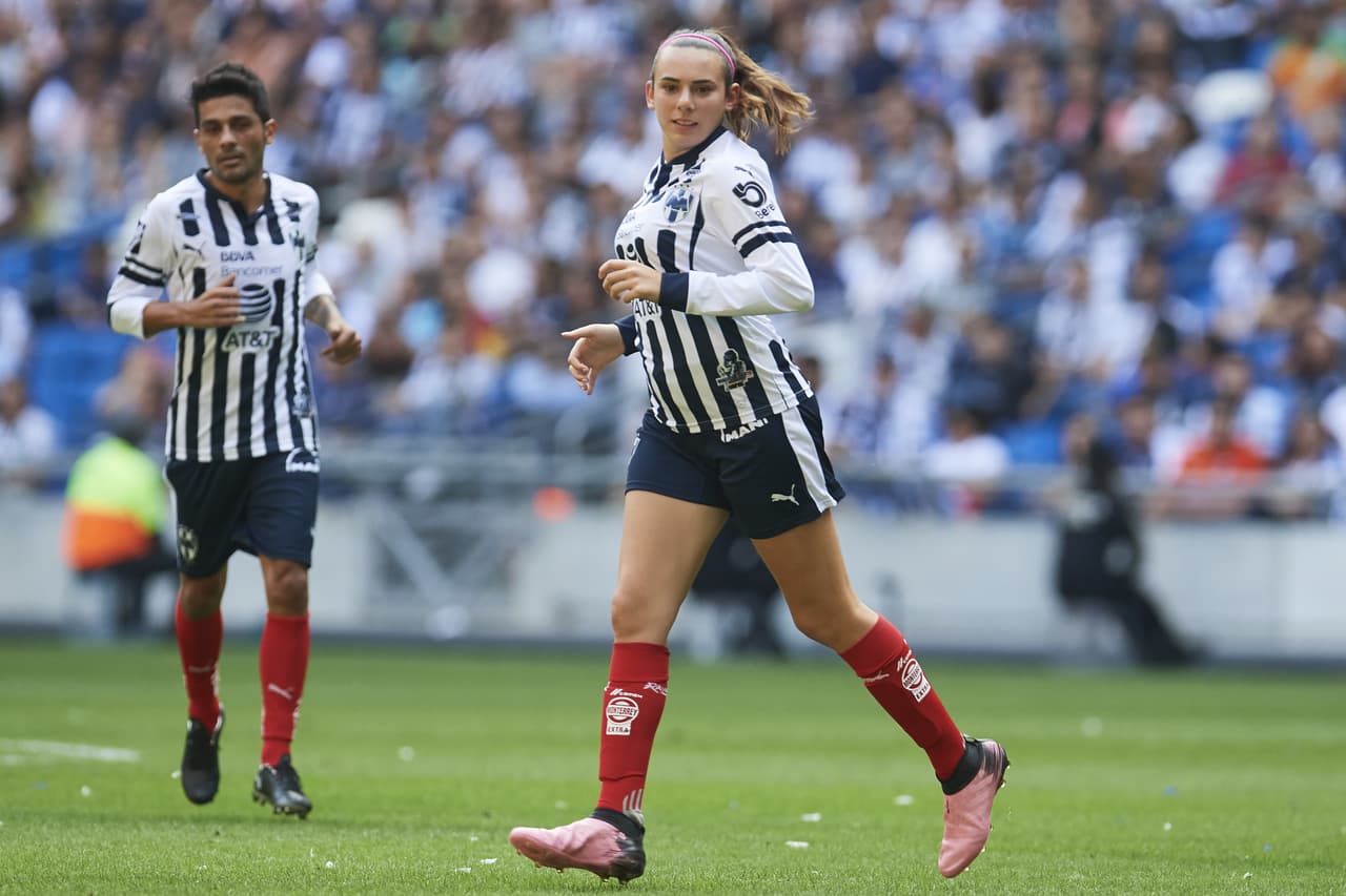 En cancha también estuvo la jugadora de Rayadas, Pamela Verdirame.