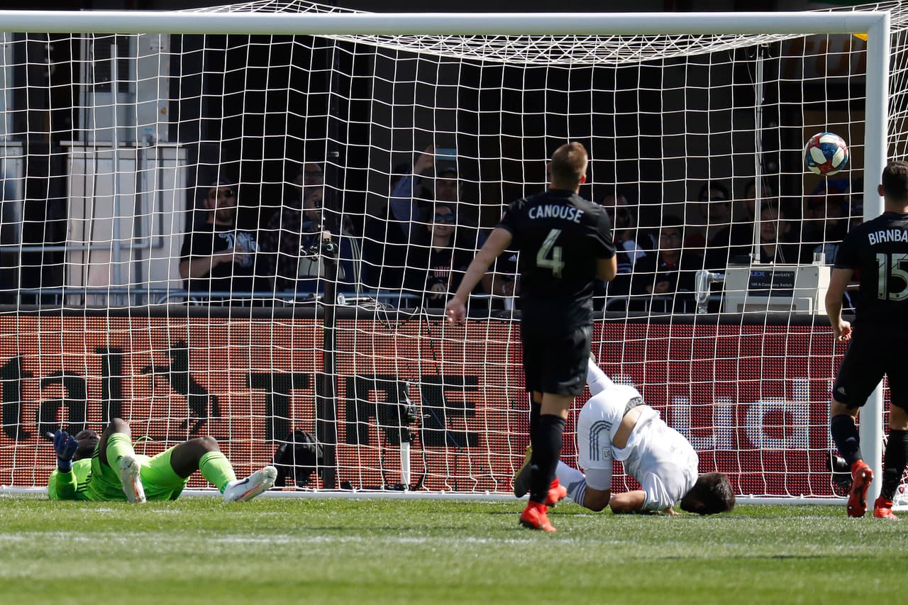 El delantero uruguayo (derecha, en el césped) anotó a los minutos 27' y 32' el segundo y tercer gol de LAFC.