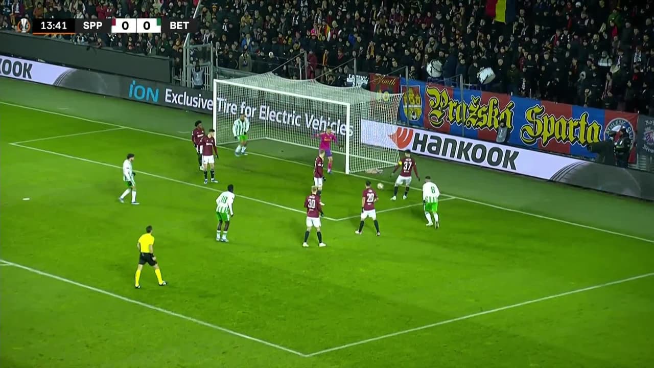 ¡TIRO ATAJADO! disparo por Nabil Fekir.