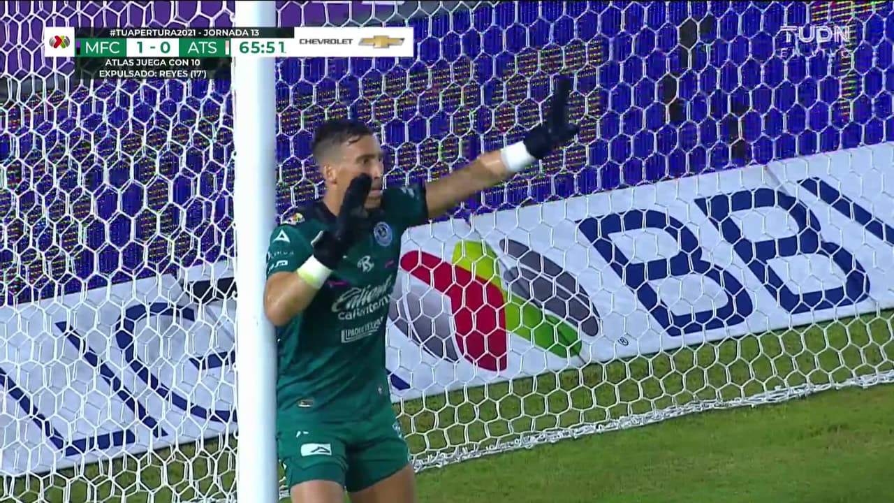 ¡TIRO ATAJADO! disparo por Julián Quiñones.