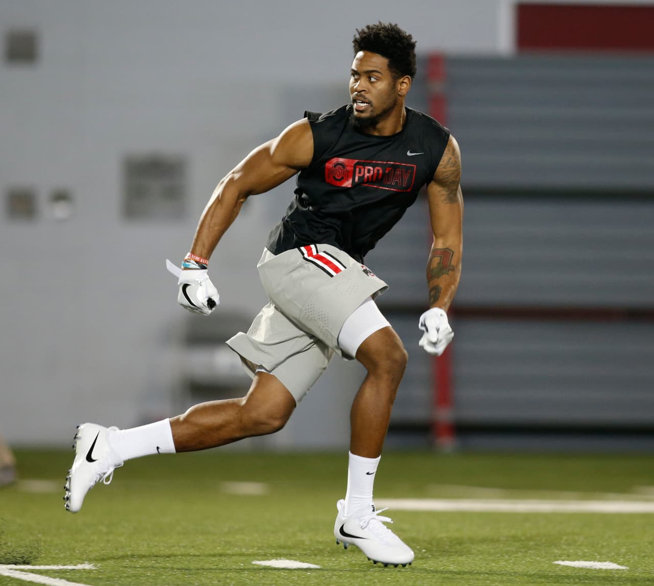 <b>24 GAREON CONLEY | CB Oakland Raiders</b>
<br>Universidad: Ohio State
<br>Estatura: 6’
<br>Peso: 195 libras
<br>
<br>Destacar: Comenzó cada juego para los Buckeyes las últimas dos temporadas.
<br>
<br>Resumen: Buen juego de pies y rapidez, pero se pierde un poco cuando no está en la cobertura abierta.
<br>
<br>Conclusión: Conley es el octavo jugador tomado de Ohio State en primera ronda durante las dos últimas temporadas.