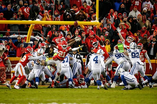 <b>Segundo cuarto: </b>Adam Vinatieri falla gol de campo al final de la primera mitad y Kansas se va al descanso con ventaja de 17 puntos. 
<b>(Chiefs 24-7 Colts)</b>