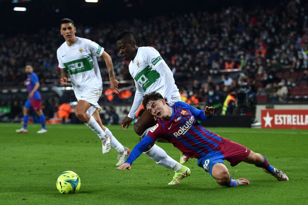 Los goles de Ferran Jutgla (16'), Gavi (19') y Nicolás González (85) le dan los tres puntos al Barcelona luego de vencer 3-2 al Elche en el Camp Nou.