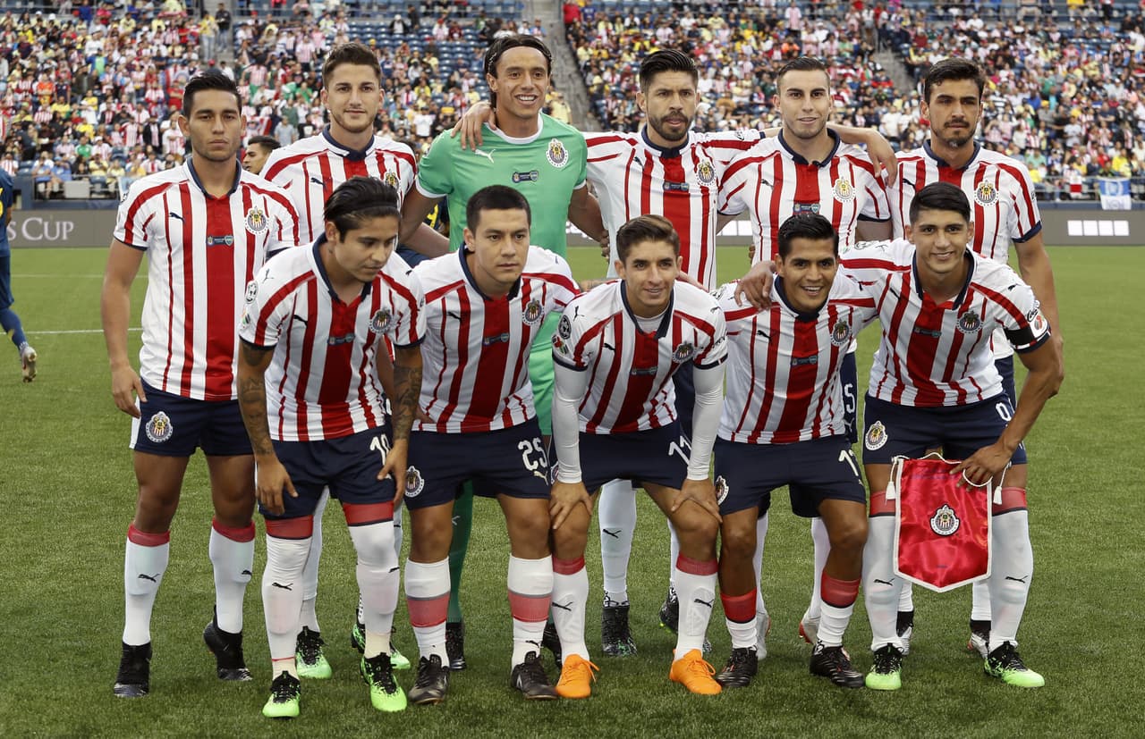Chivas formó con Toño Rodríguez; Alejandro Mayorga, Hiram Mier, Oswaldo Alanis y Jesús Sánchez; Michael Pérez, Eduardo López, Gael Sandoval, Isaác Brizuela; Oribe Peralta y Alan Pulido.