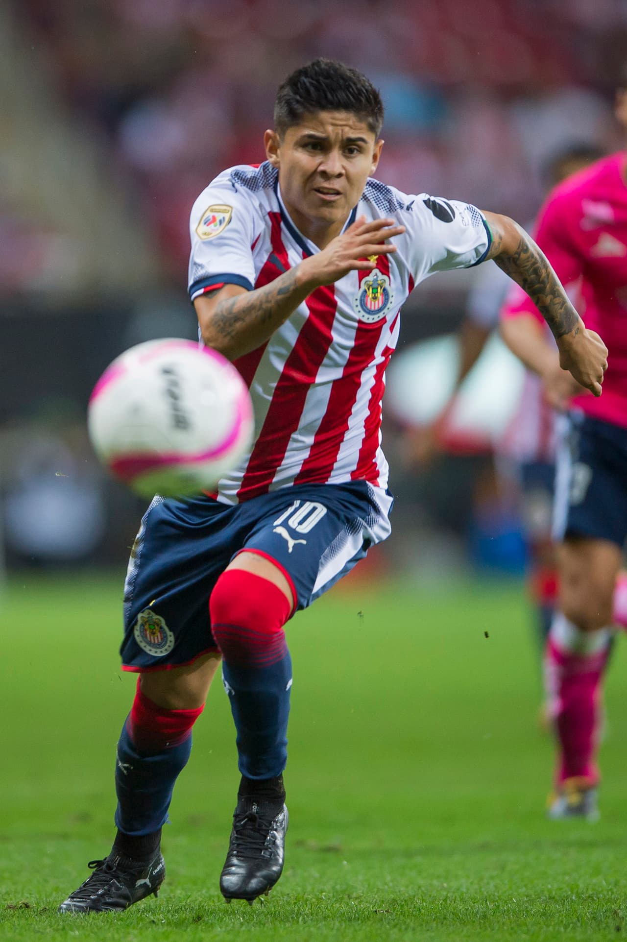 El popular 'Chofis' , pese al mal paso de Chivas en el torneo, ha iniciado el Clausura 2018 con el ritmo y la forma que todos quieren verle. Su drible es preciso y muy cuidado, letal si te toma en la última zona del campo.