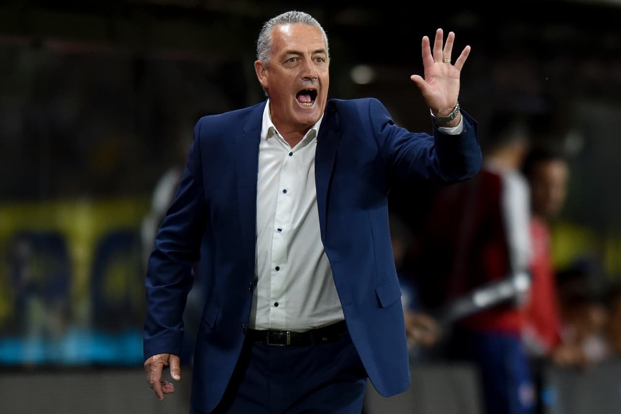 La llegada de Alfaro permite que Guillermo Almada siga en Santos Laguna.