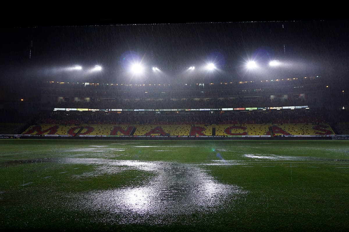 Debido a la inundación, sumada a la tormenta eléctrica, los equipos decidieron no continuar el encuentro en el Estadio Morelos.