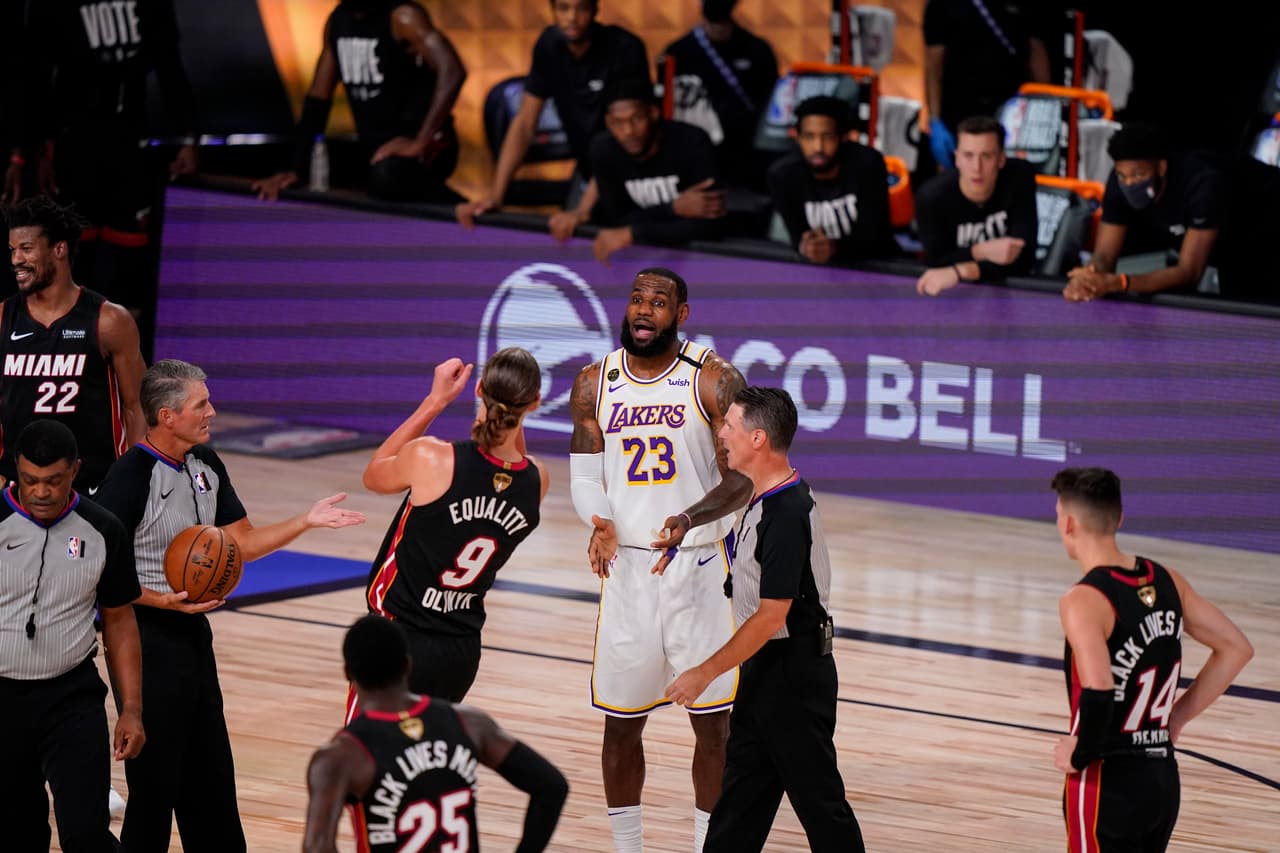 Miami Heat consigue la hazaña de vencer a los Lakers 104-115 sin dos jugadores titulares, Jimmy Butler sale inspirado, anota 40 puntos y consigue su primer triple doble en Finales de NBA.