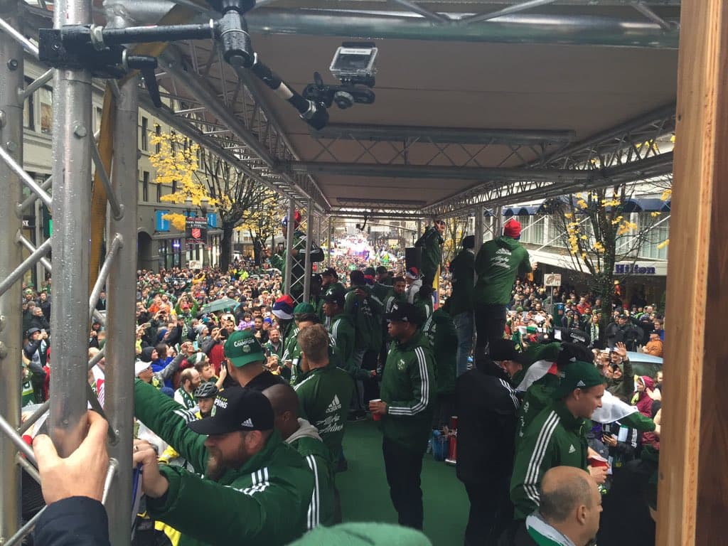 Una vista desde el interior del camión, todo fiesta en Portland.