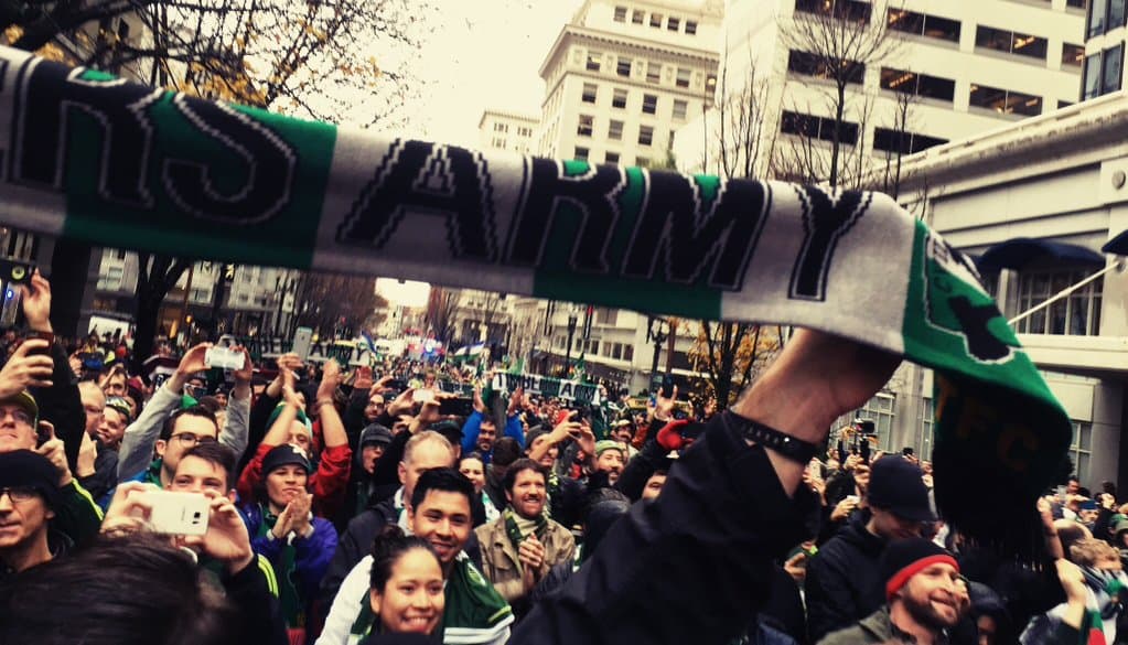 Los aficionados le pusieron color y calor a la fría tarde en Portland.