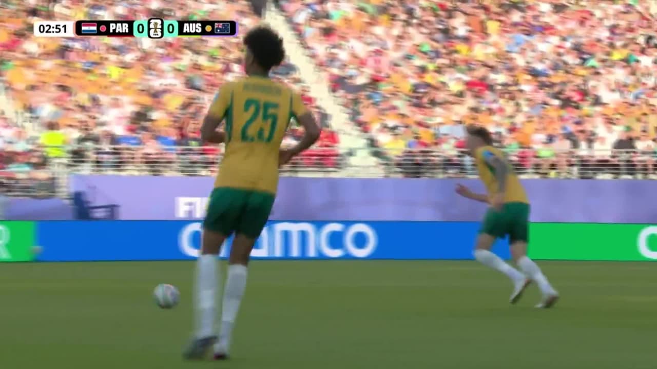 ¡TIRO ATAJADO! disparo por Jackson Irvine.