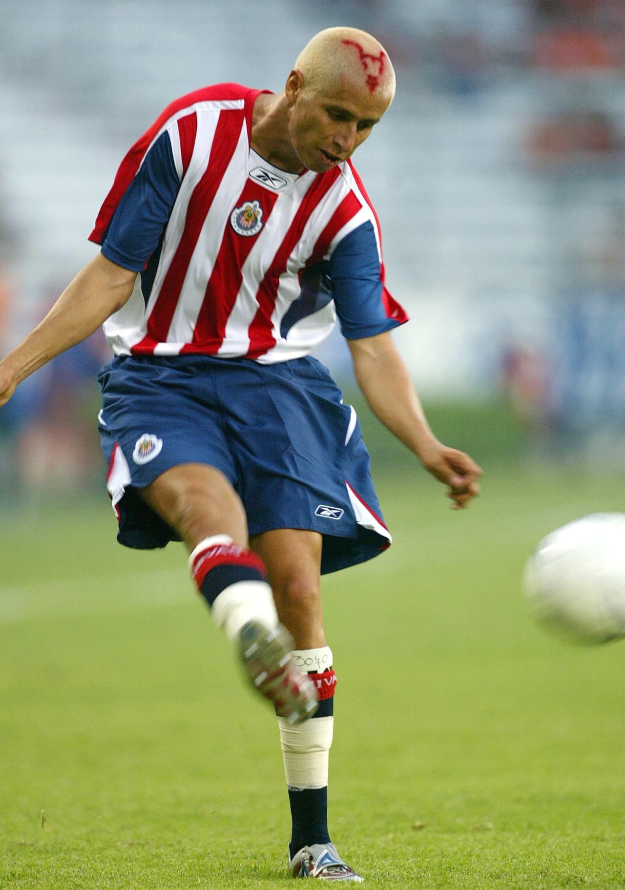 Adolfo Bautista, el jugador tuvo la ocurrencia de pintarse el logo de las Chivas en la cabeza, incluso lo hizo con el cabello rojo también.