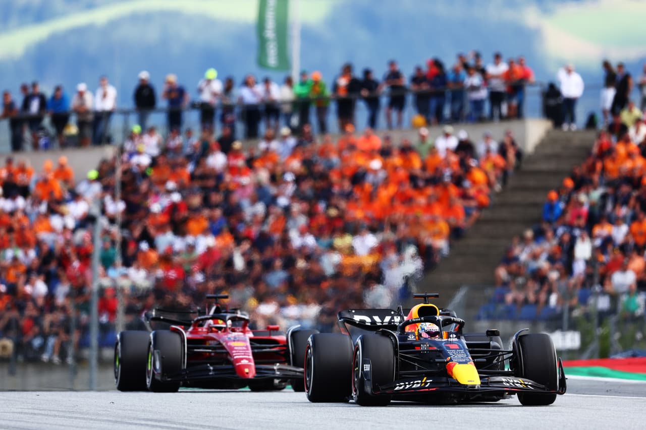 Charles Leclerc conquistó el GP de Austria por delante de Max Verstappen y Lewis Hamilton, en una carrera donde el mexicano Checo Pérez abandonó varias vueltas después de un roce que tuvo con George Russel, quien fue sancionado, y en la que Carlos Sainz también abandonó por una falla en el motor.