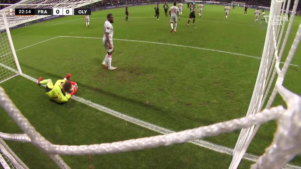 ¡TIRO ATAJADO! disparo por Rafael Borré.