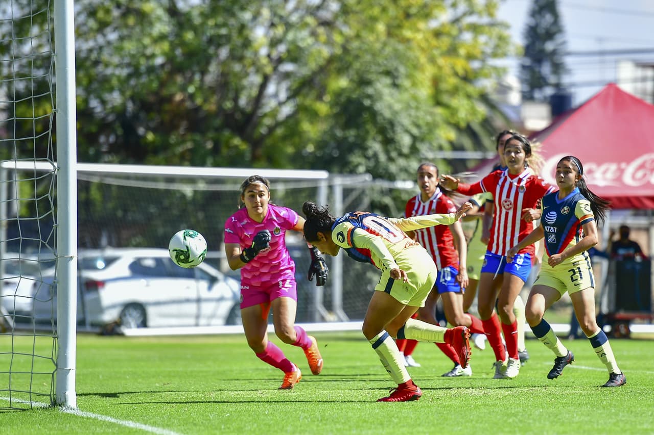 El rebaño tuvo oportunidades de gol, pero no concretaron. El tanto cayó de una jugada prefabricada para que Casandra Cuevas clavara el balón al fondo de la red con un firme testarazo.