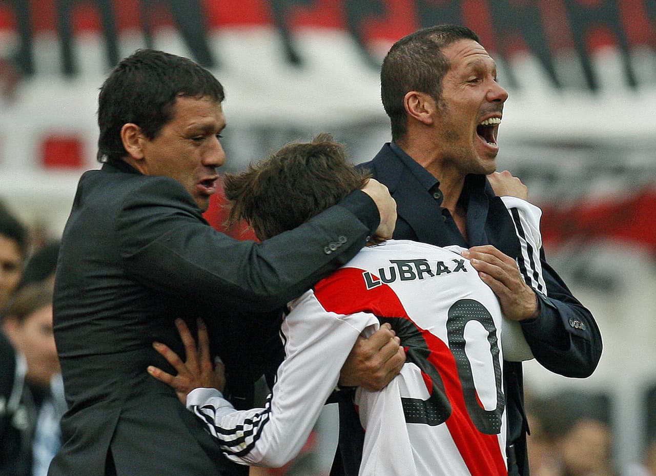 Antes de hacerse DT, fue auxiliar técnico de Diego Pablo Simeone en River.