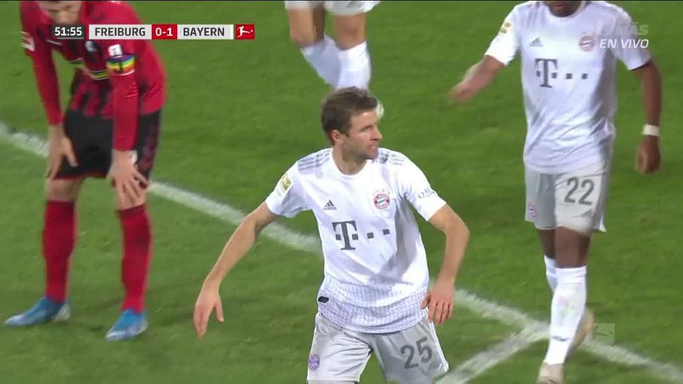 Tiro desviado de Thomas Müller