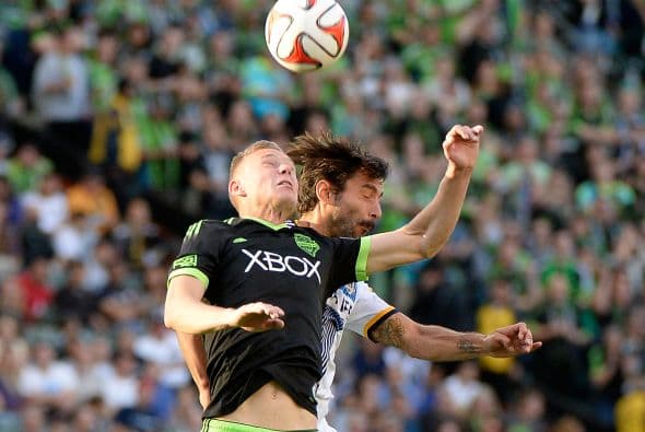 El héroe del partido fue el volante Marcelo Sarvas quien abrió el marcador al minuto 52.