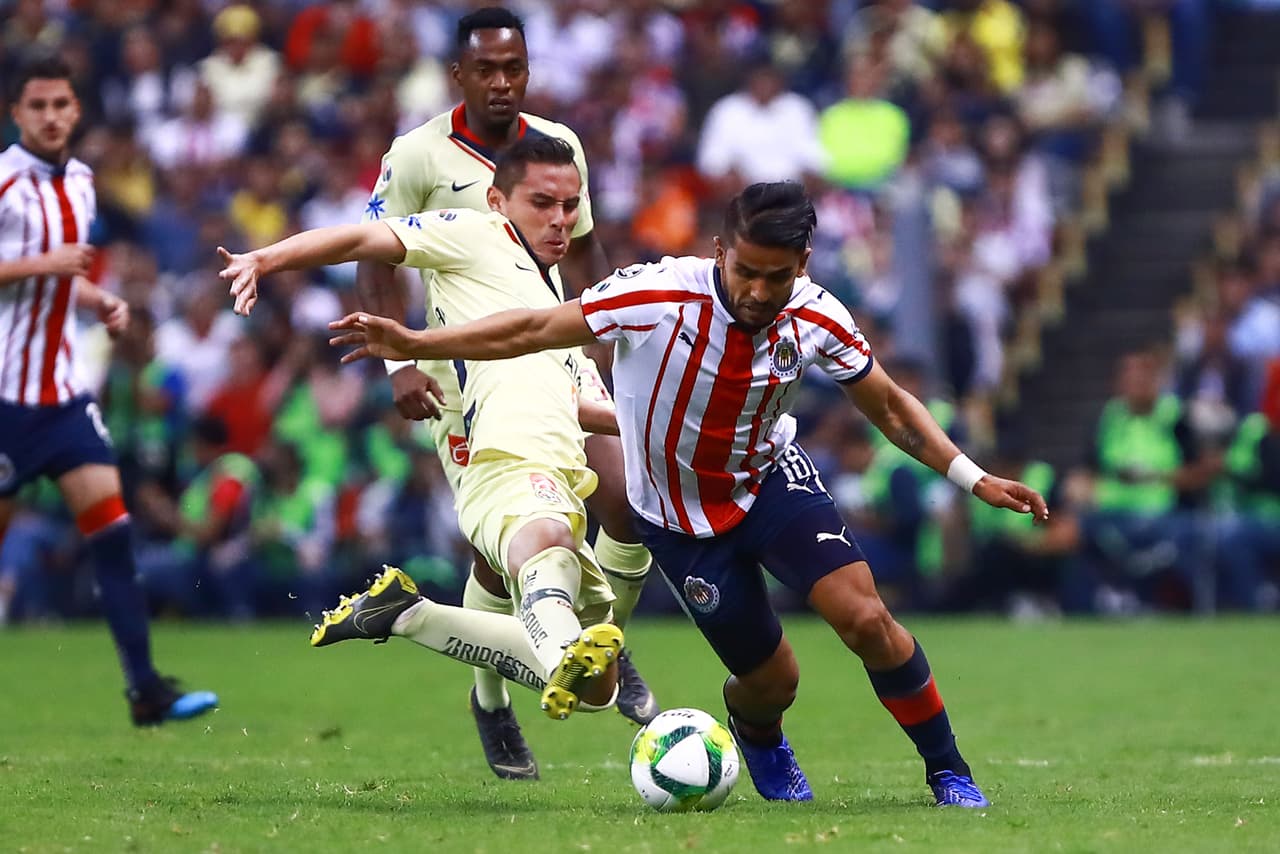 Y como acto reflejo, las Chivas reaccionaron tras el gol, se quitaron el traje de equipo timorato y adelantaron líneas, más por necesidad que por diseño y deseo.