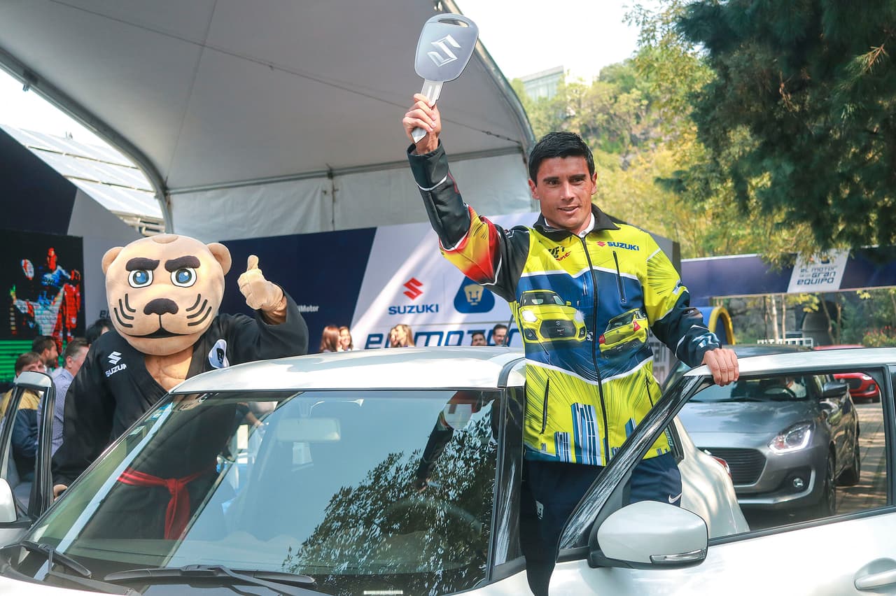 Los miembros de Pumas UNAM recibieron en la Cantera de su marca patrocinadora Suzuki vehículos de la misma gama de colores gris, blanco y rojo, a excepción del DT que recibió uno sport.