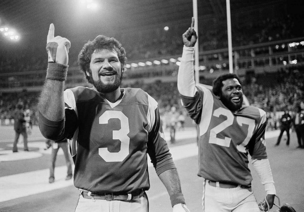 Frank Corral fue reclutado en el Draft de 1978, en la tercera ronda, por Los Angeles Rams, equipo con que jugó de 1978 a 1981, e incluso en su año de novato fue elegido para disputar el Pro Bowl.