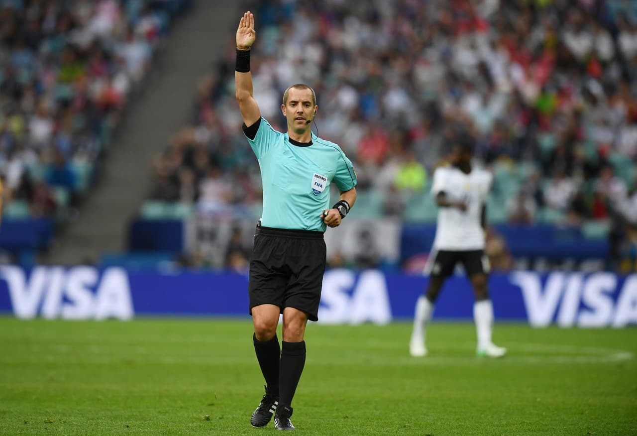 El árbitro estadounidense Mark Geiger, que ya tuvo actuaciones polémica en la pasada Copa Oro, pidió revisión de video en el gol australiano.