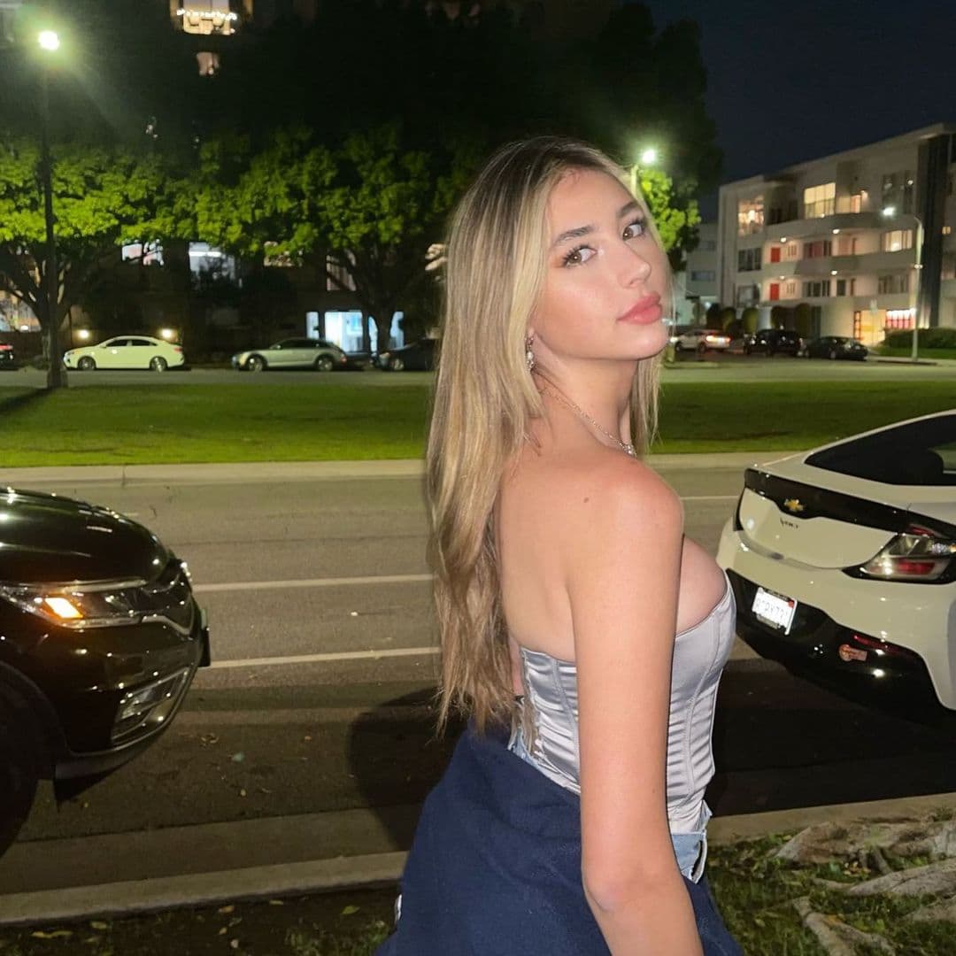 La más joven de las hermanas, Scarlet Stallone, participa con frecuencia en el feed de Instagram de su padre.