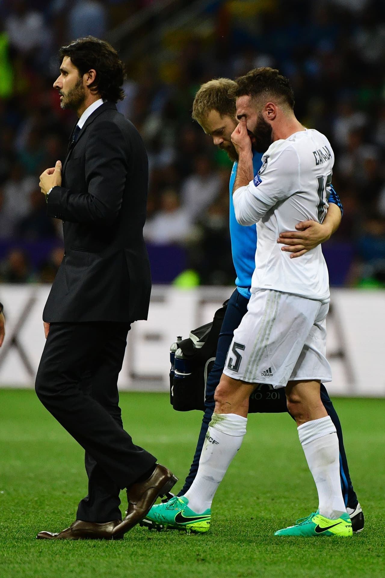 Dani Carvajal abandonó la cancha en llanto por perderse la final de la Champions por una molestia muscular.