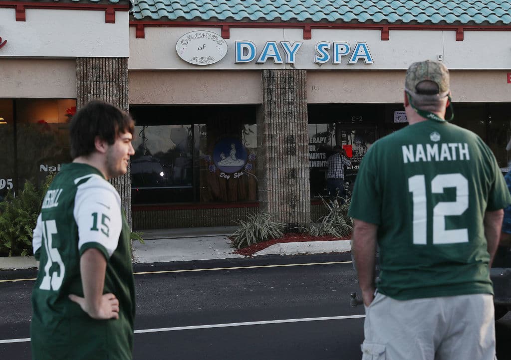 Los fanáticos de los Jets se detuvieron para contemplar el sitio donde se generó el caso contra Robert Kraft.