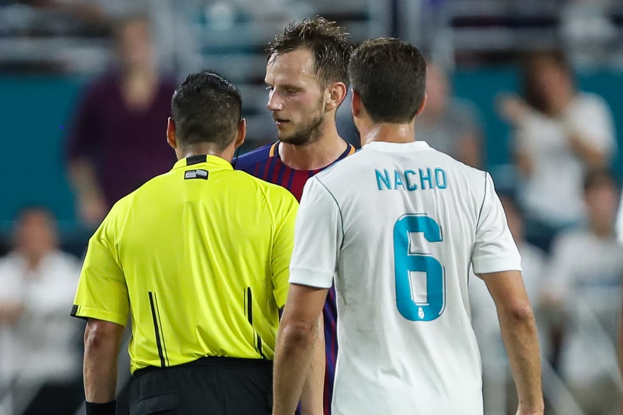 MIAMI GARDENS, FL - JULY 29: Ivan Rakitic of FC Barcelona has a disagreement with Referee Jair Marrufo during the International Champions Cup 2017 match between Real Madrid and FC Barcelona at Hard Rock Stadium on July 29, 2017 in Miami Gardens, Florida. (Photo by Robbie Jay Barratt - AMA/Getty Images)