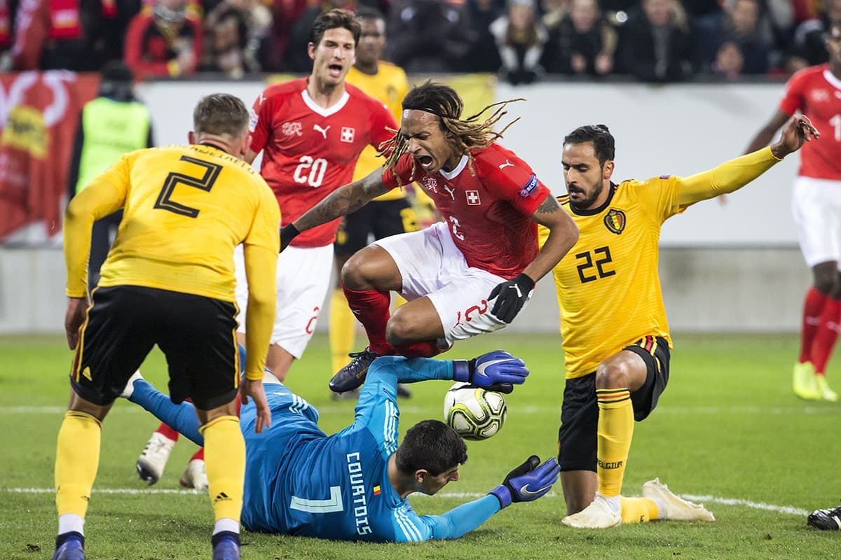 Este brinco de Kevin Mbabu fue el momento en que cambió la historia en el juego entre Suiza y Bélgica. El penal dio inicio a la voltereta de 0-2 en contra para el triunfo por 5-2.