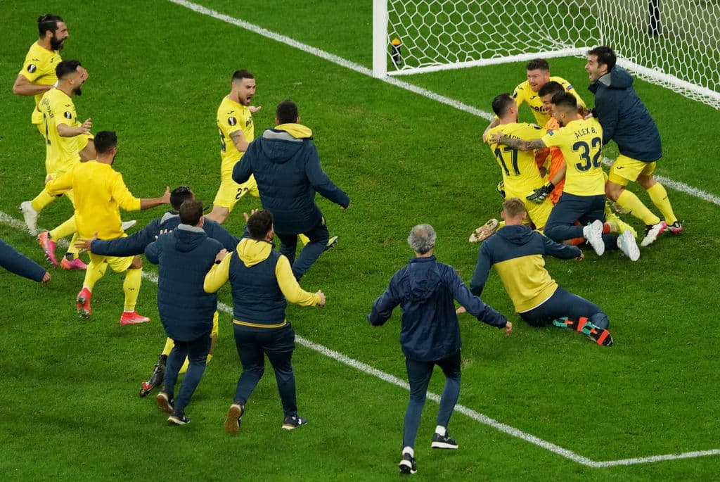 Tras 98 años, Villarreal porfin logra levantar el título de la UEFA Europa League tras vencer 11-10 en la tanda de penaltis al Manchester United.