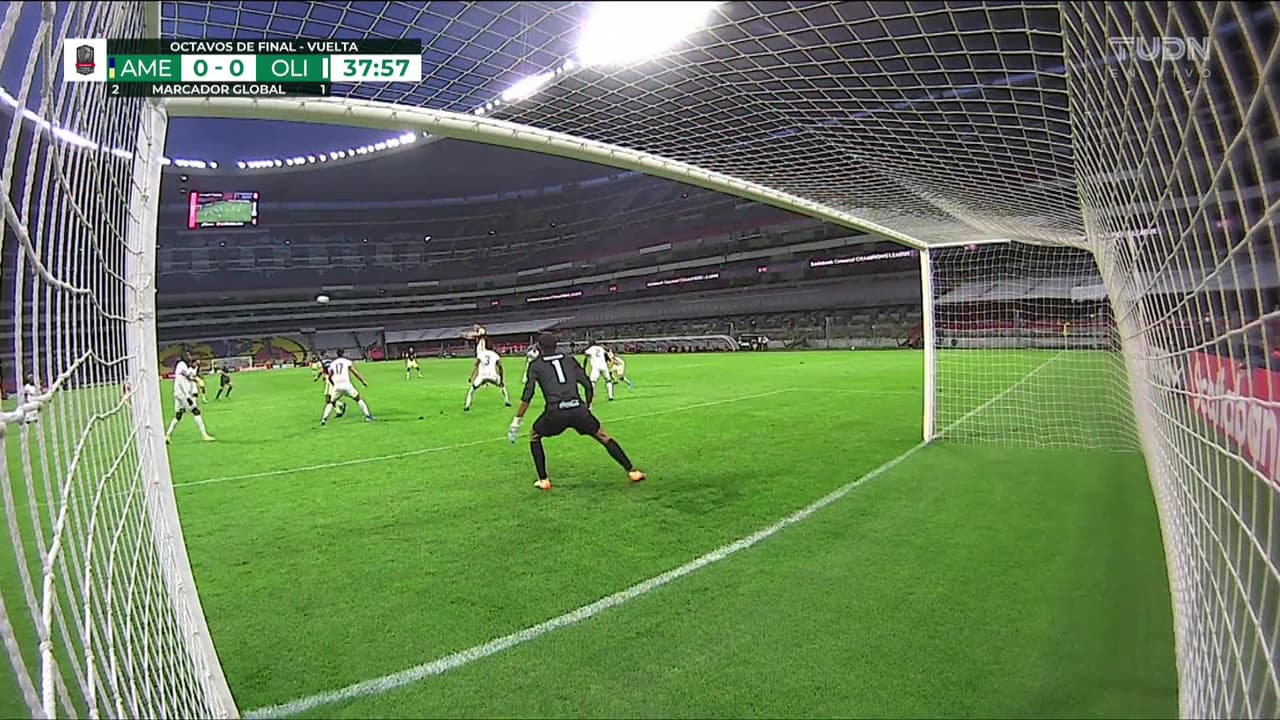 ¡CERCA! Federico Viñas disparó que se estrella en el poste.